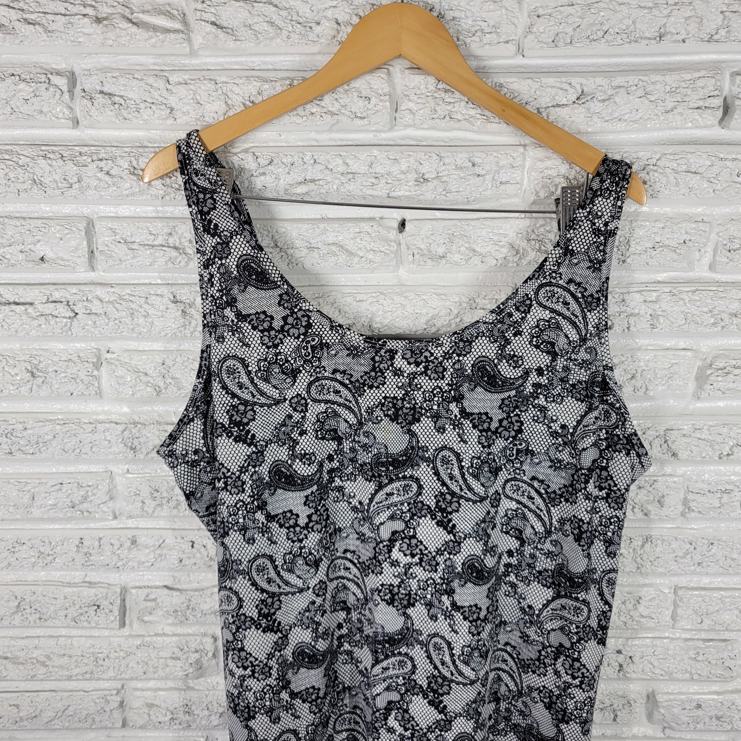 Maggie Barnes Women's Plus Camisole 1X Black Paisley Tank Top Straps PAI52E