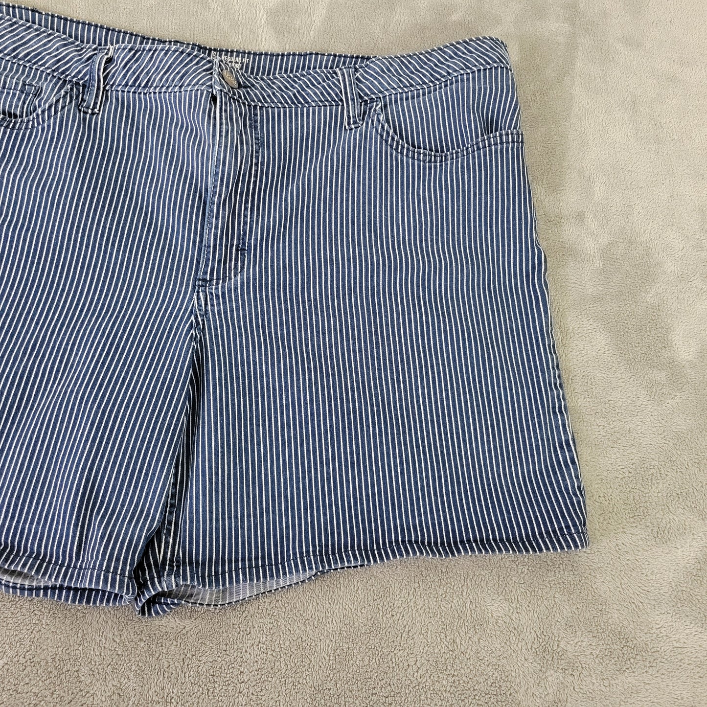 Lee Women's Striped Denim Shorts Size 22 Blue White Mid Rise Stretch STR64E