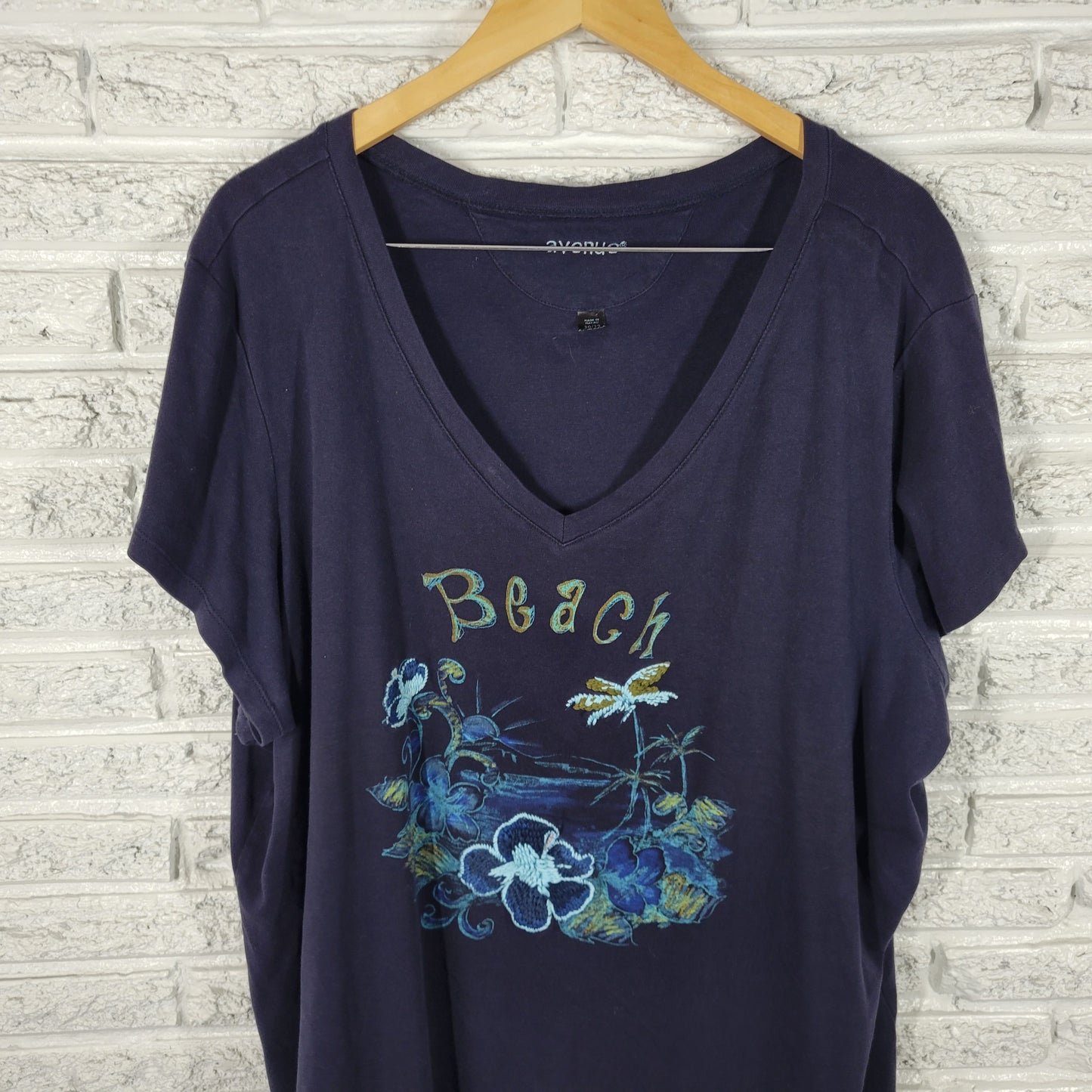Avenue 30/32 Blue V-Neck Tee 100% Cotton Embroidered Short Sleeve Beach BLU154E