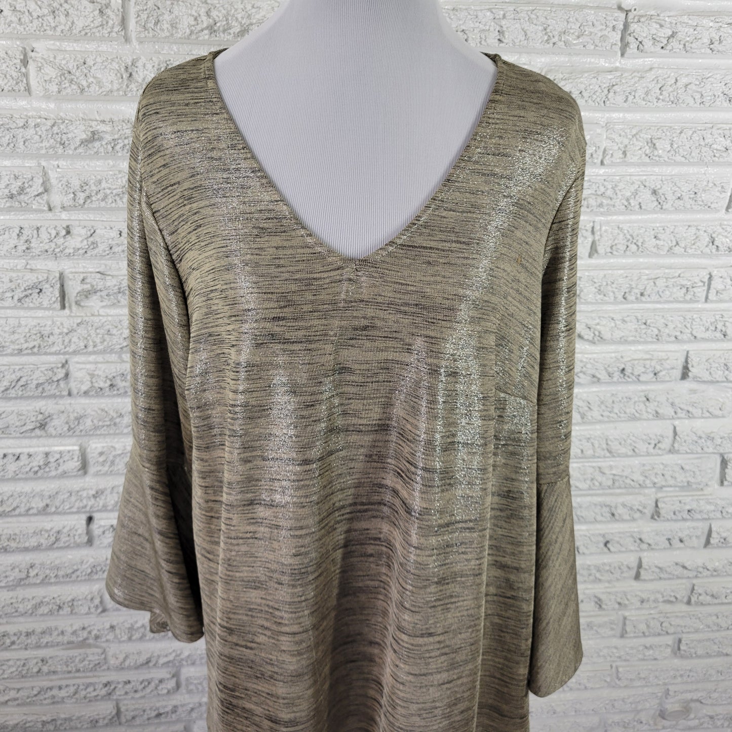 Valerie Stevens 1X Gold Metallic Knit Blouse V-Neck Long Bell Sleeve Top A10E