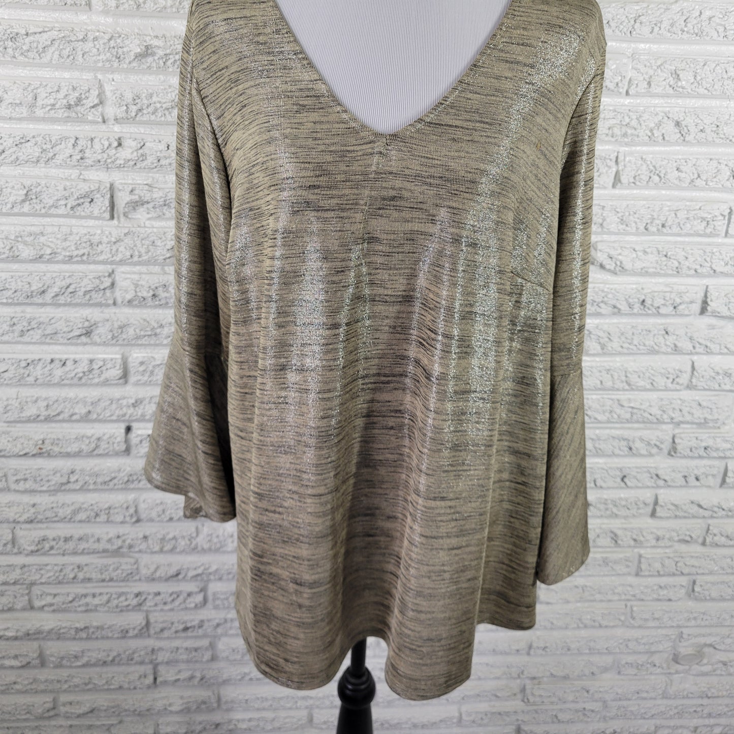 Valerie Stevens 1X Gold Metallic Knit Blouse V-Neck Long Bell Sleeve Top A10E