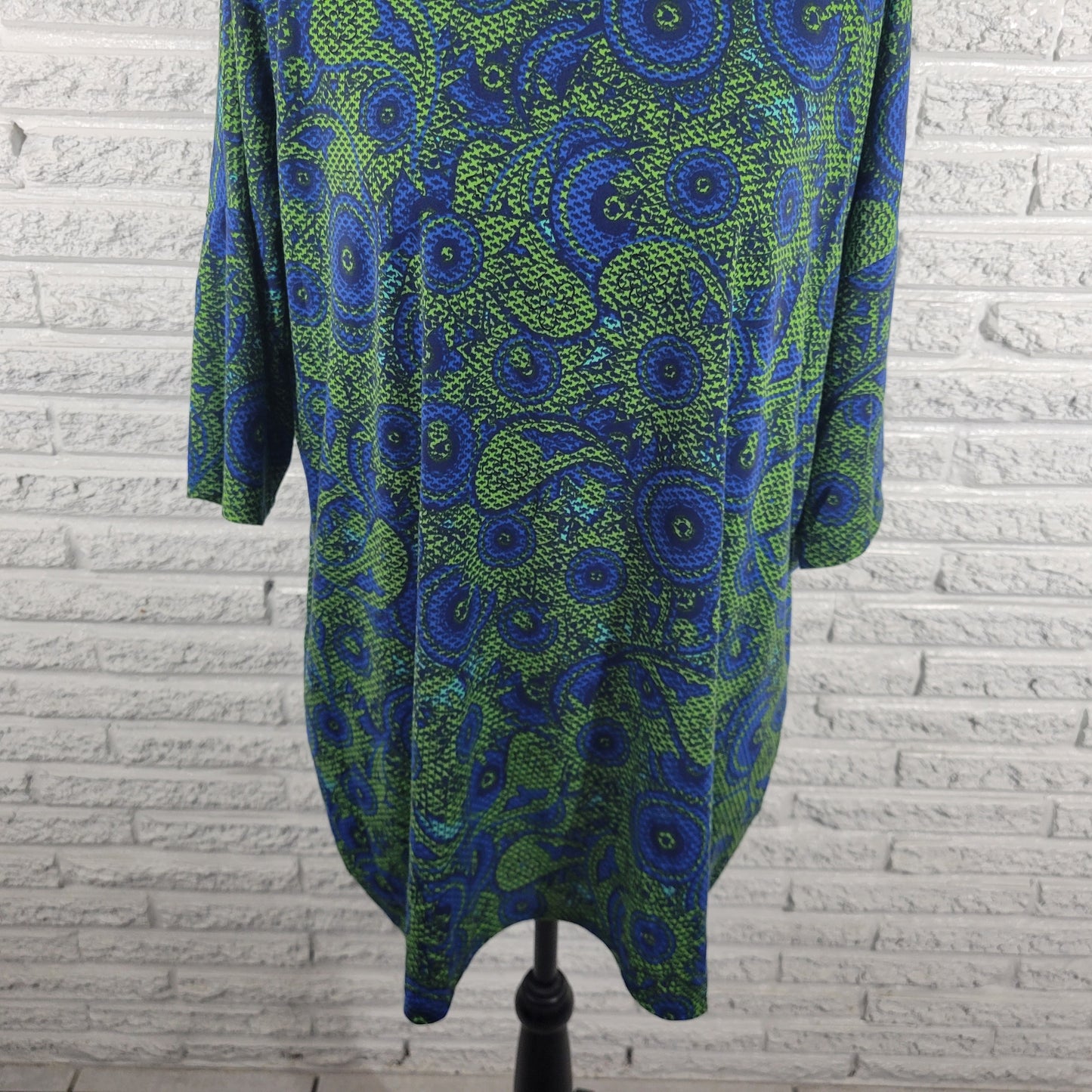 LuLaRoe XL Tunic Top Blue Green Geometric Short Sleeve Crew Neck Stretch GEO130E