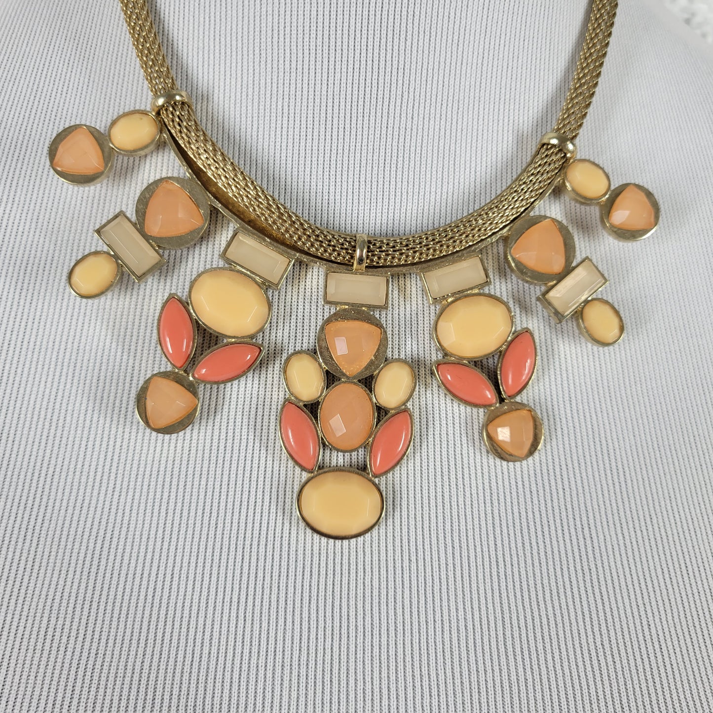 Metaphor Gold Tone Mesh Collar Necklace Peach Coral Cabochon Bib Statement N10E