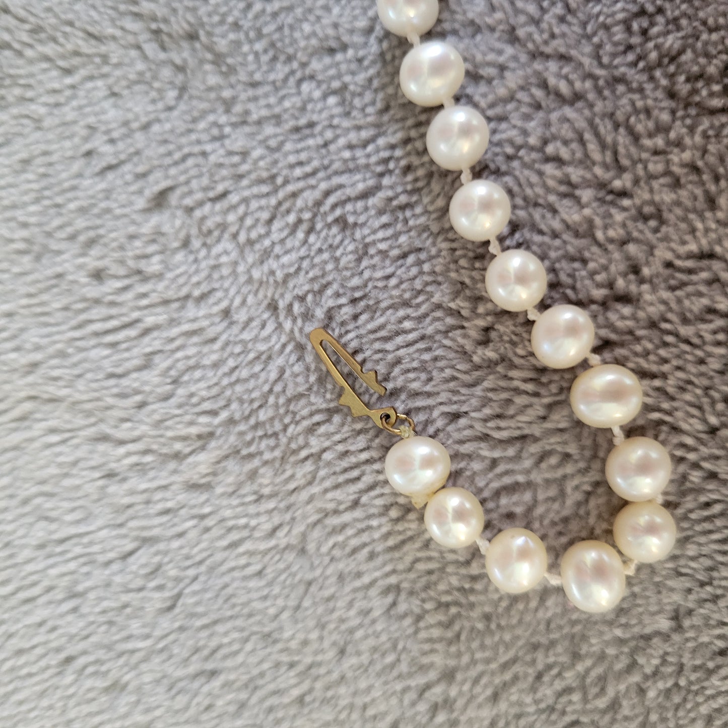 Vintage Gold Tone Filigree Clasp Faux Pearl Necklace 19" Knotted Classic N16E