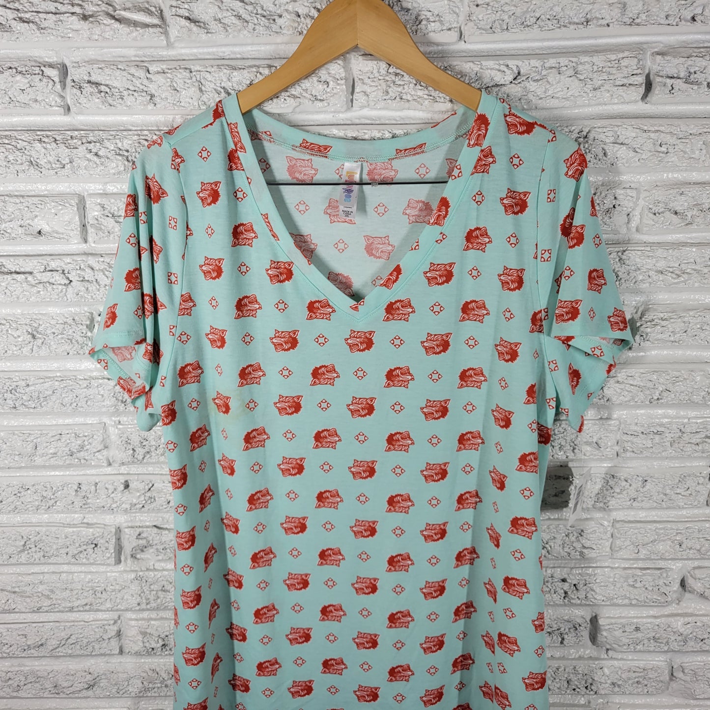 LuLaRoe Christy 2XL Tunic Top Blue Red Wolf Print V-Neck Short Sleeve NOV66E