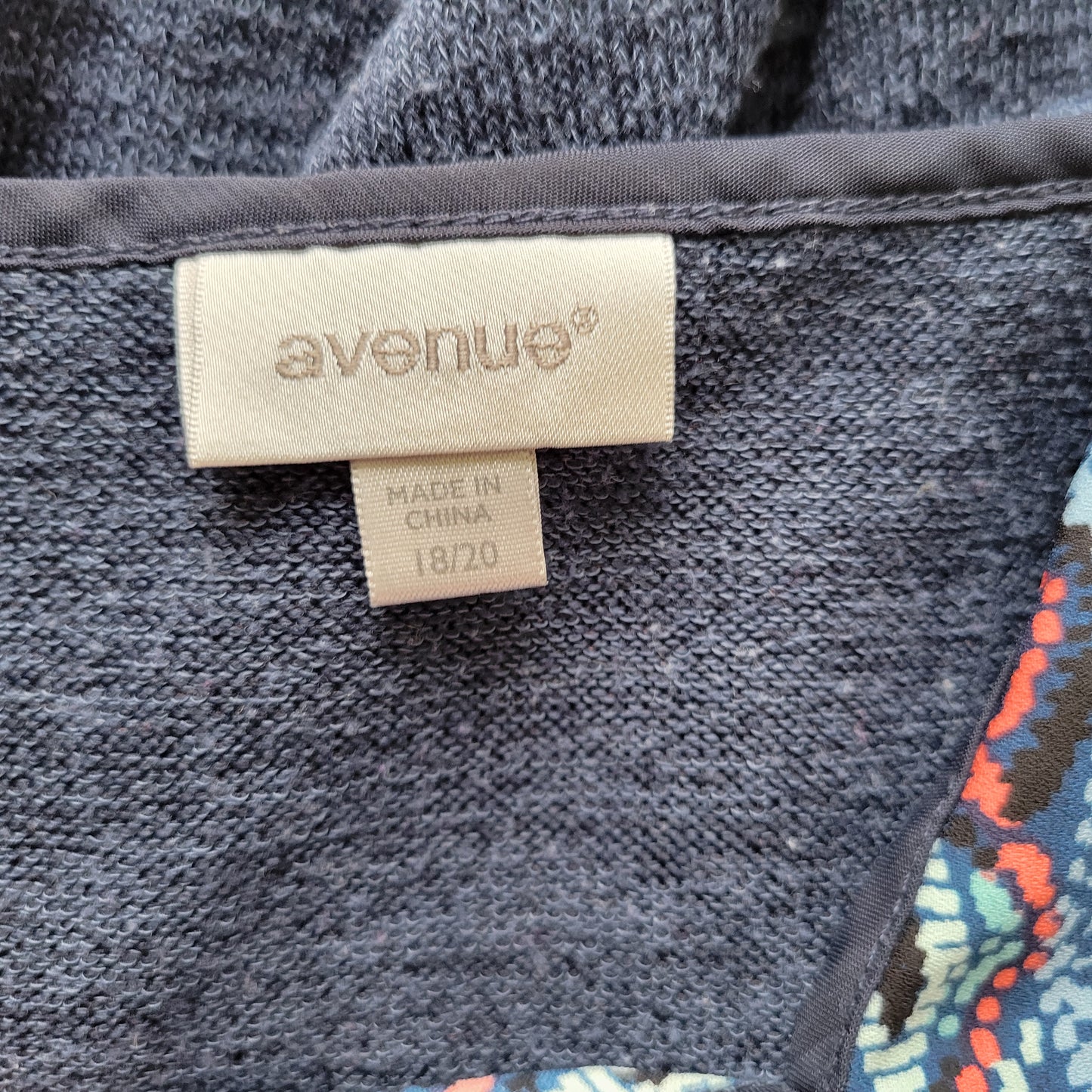 Avenue Women's 18/20 Top Blue Geometric Long Knit Sleeve V-Neck Pullover GEO284E