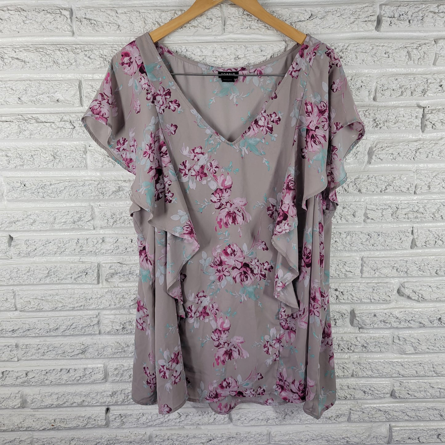 Torrid 4X Floral Top Gray Purple Flutter Sleeve V-Neck Ruffle Plus Size FLO258E