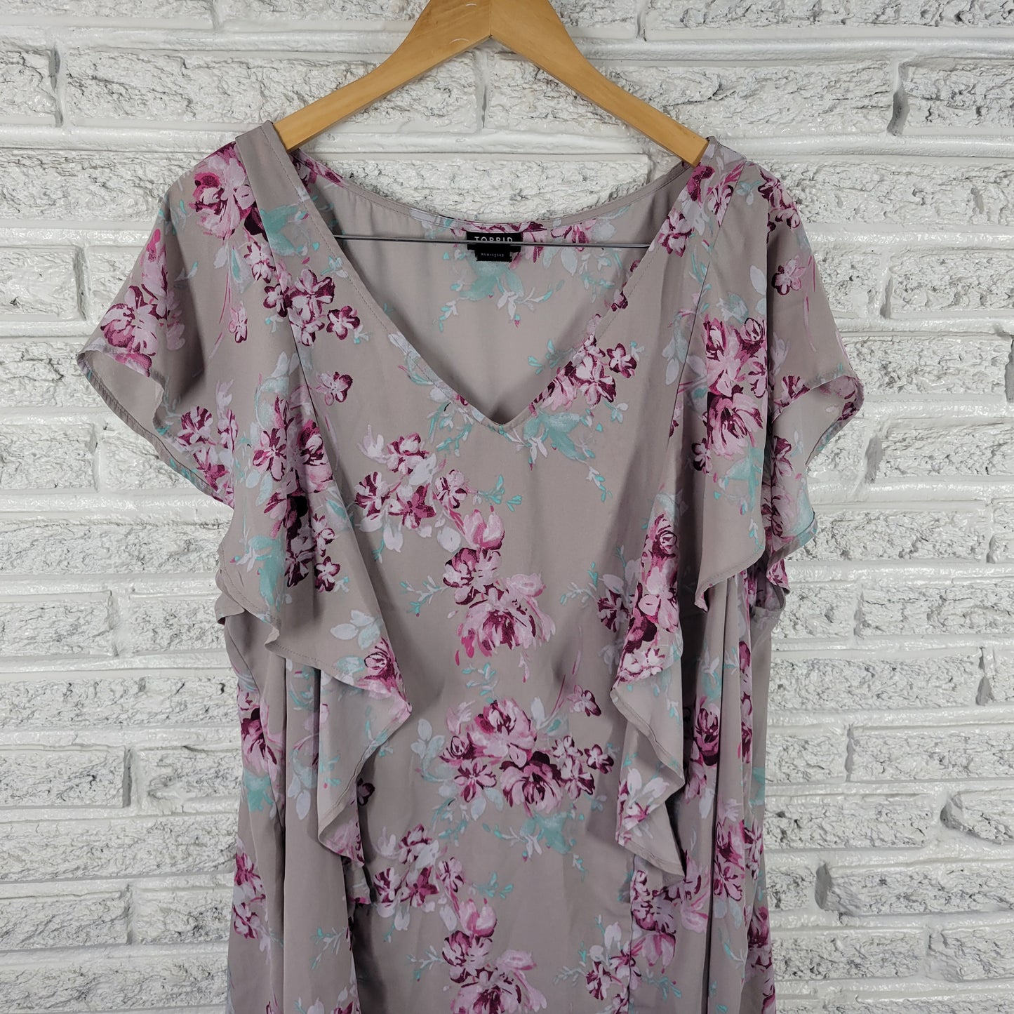 Torrid 4X Floral Top Gray Purple Flutter Sleeve V-Neck Ruffle Plus Size FLO258E