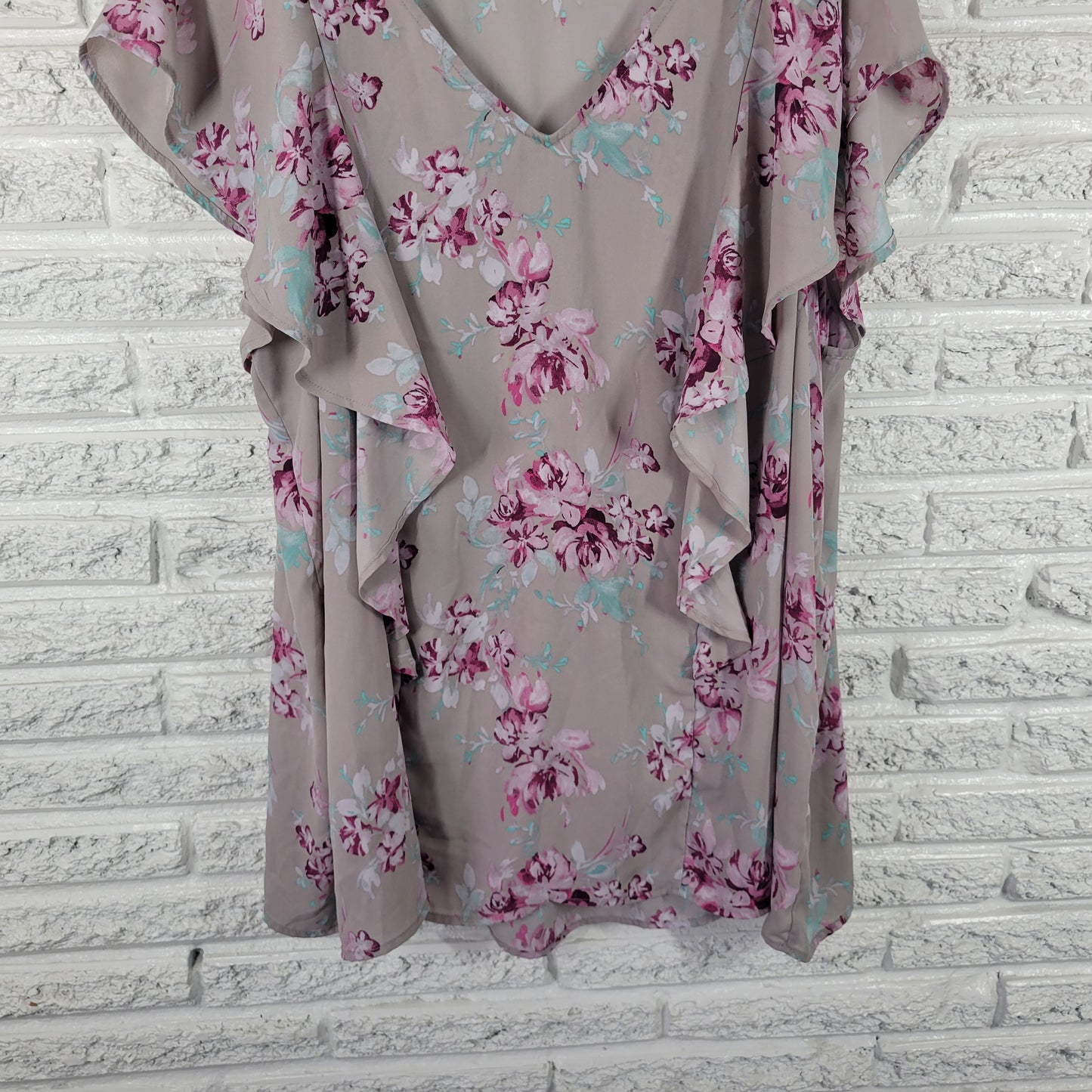 Torrid 4X Floral Top Gray Purple Flutter Sleeve V-Neck Ruffle Plus Size FLO258E