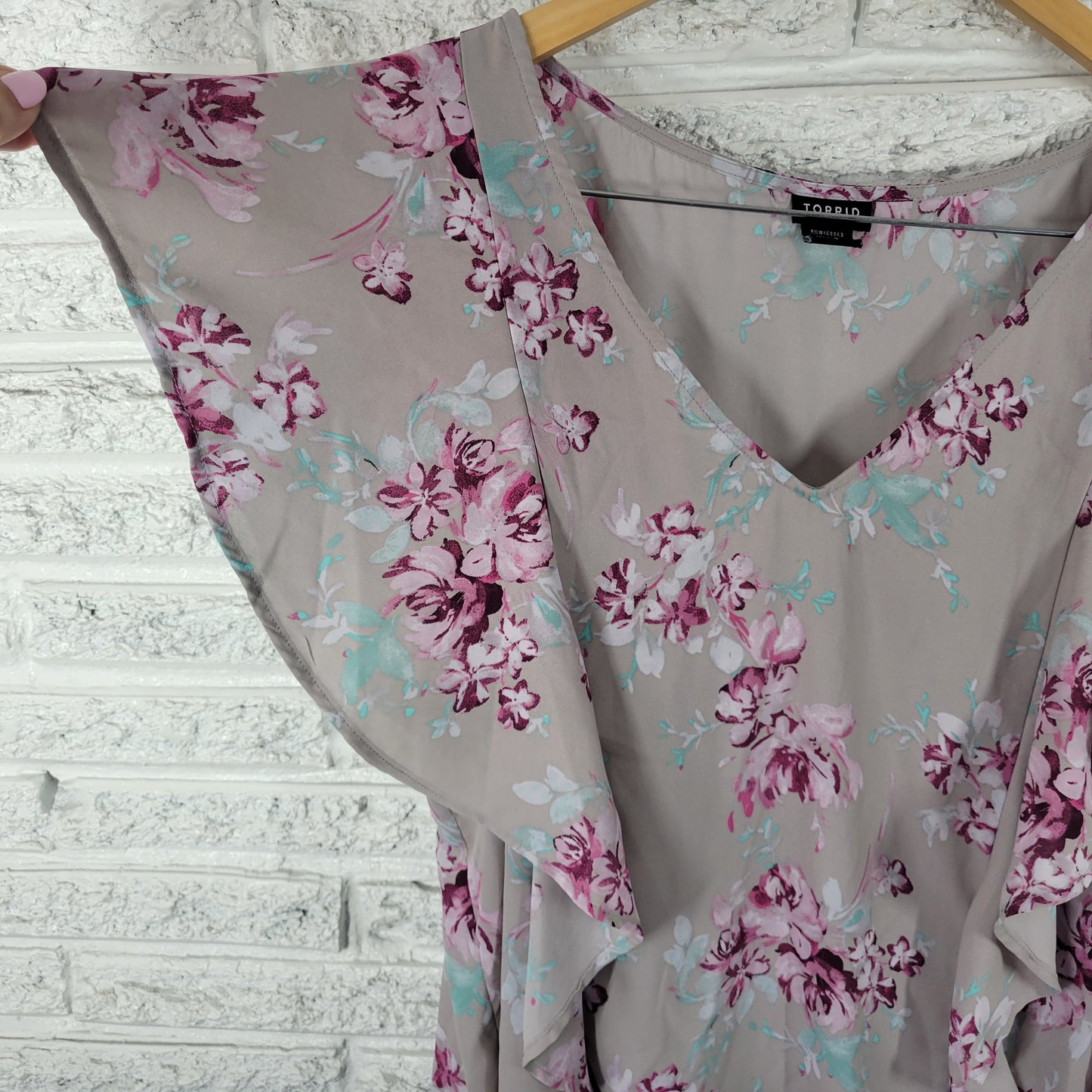 Torrid 4X Floral Top Gray Purple Flutter Sleeve V-Neck Ruffle Plus Size FLO258E