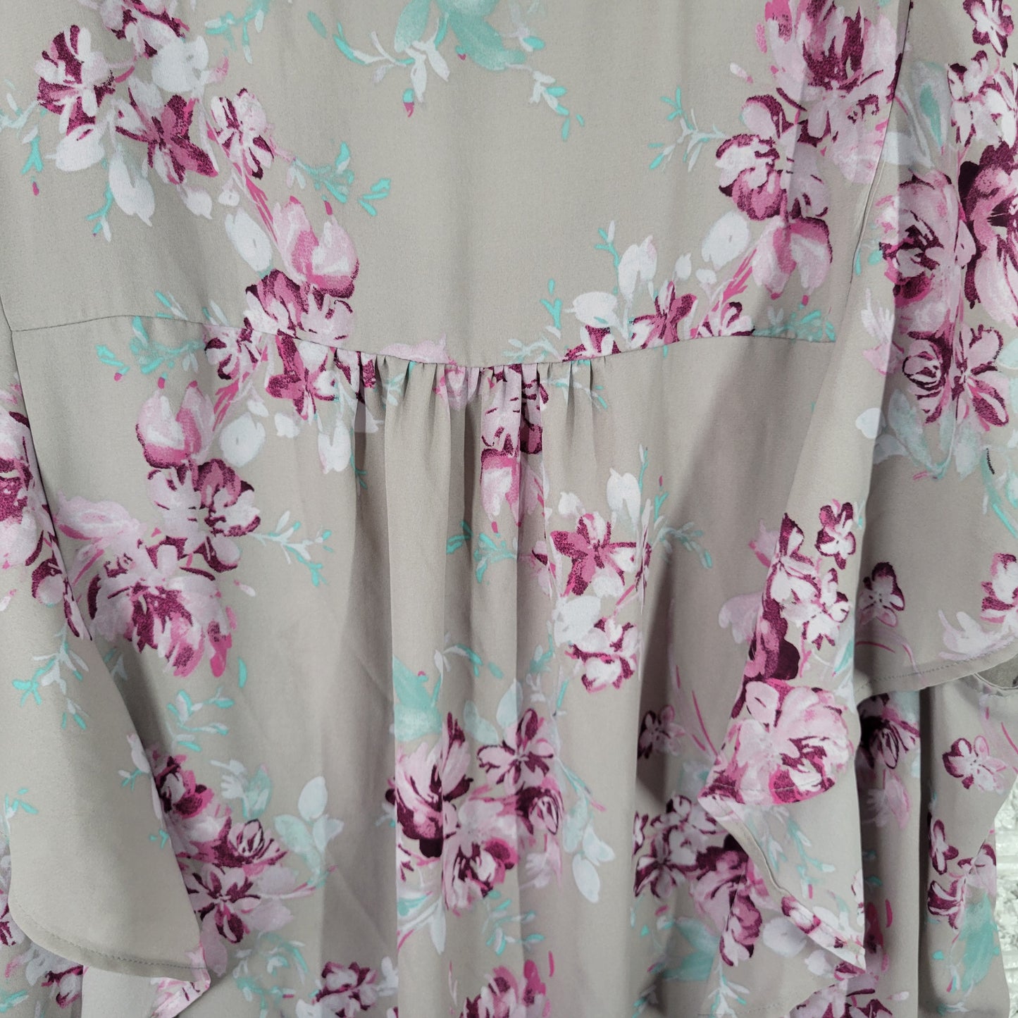 Torrid 4X Floral Top Gray Purple Flutter Sleeve V-Neck Ruffle Plus Size FLO258E
