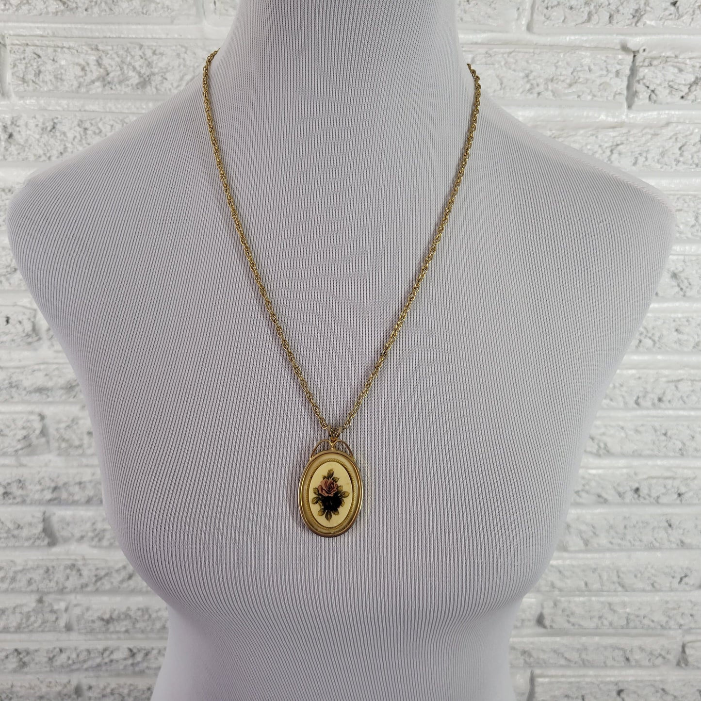 Vintage Gold Tone Floral Rose Cameo Pendant Necklace 24" Chain Retro N14E