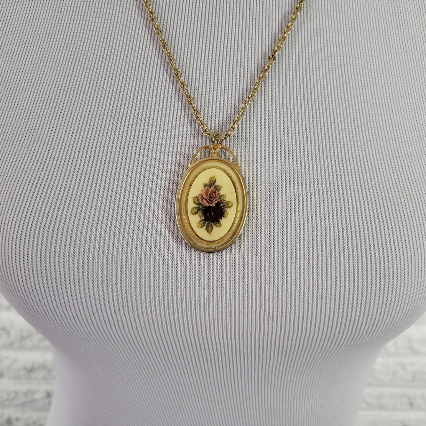Vintage Gold Tone Floral Rose Cameo Pendant Necklace 24" Chain Retro N14E