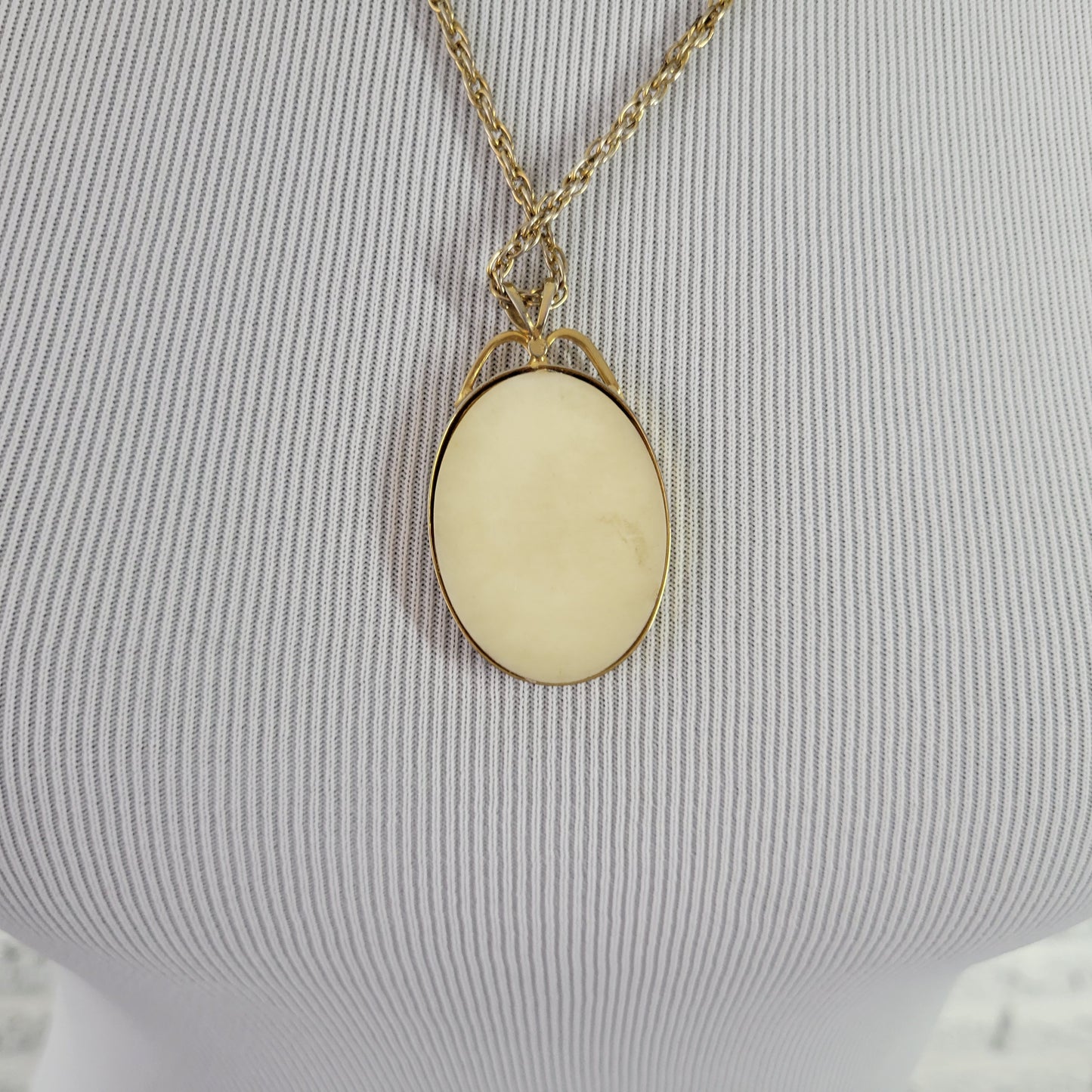 Vintage Gold Tone Floral Rose Cameo Pendant Necklace 24" Chain Retro N14E