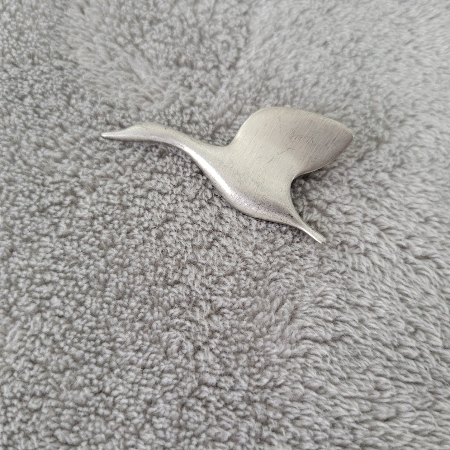 Vintage Silver Tone Flying Goose Swan Bird Brooch Pin Minimalist Nature P1E