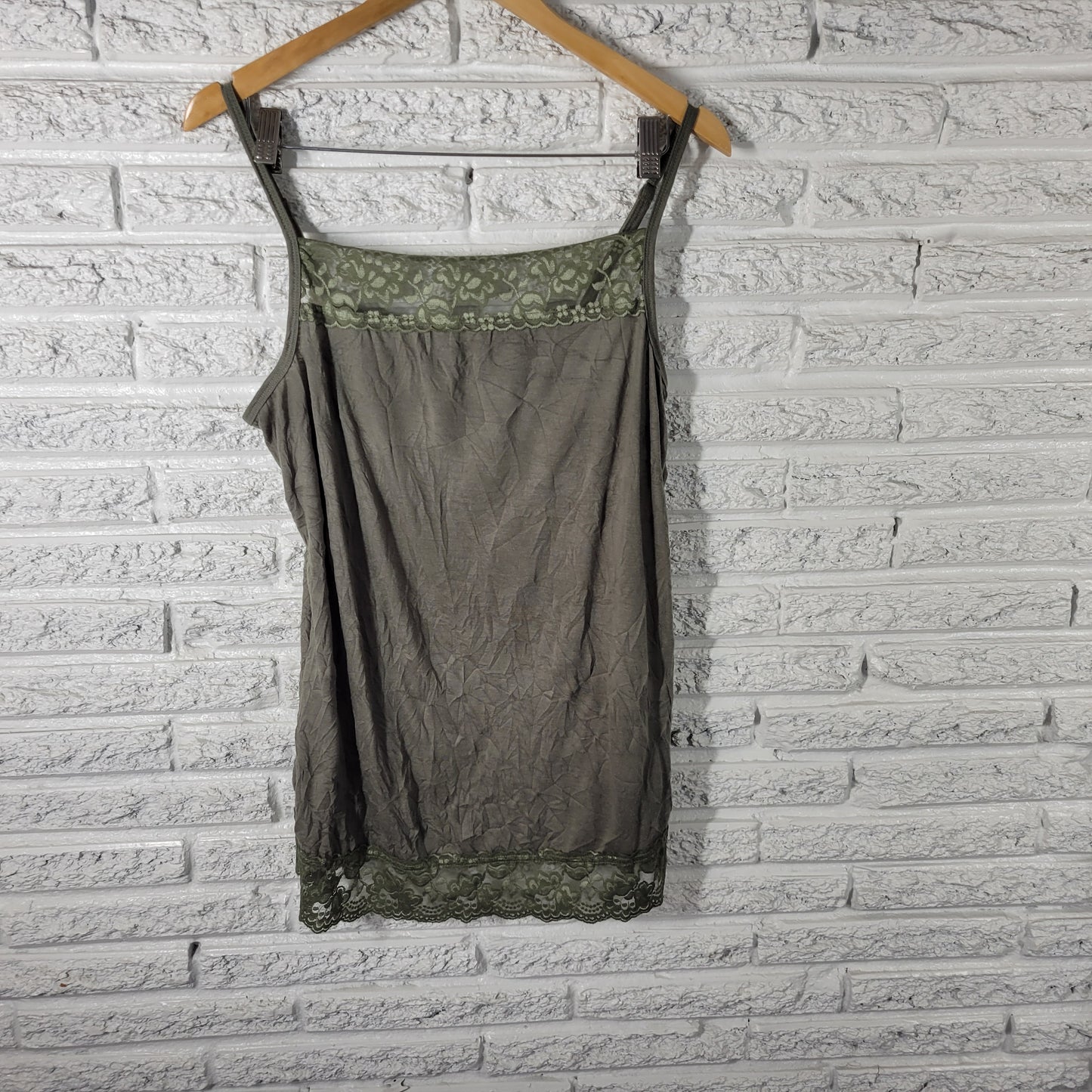 Maurices Women's Camisole 1X Green Lace Trim Square Neck Adjustable Strap GRE29E