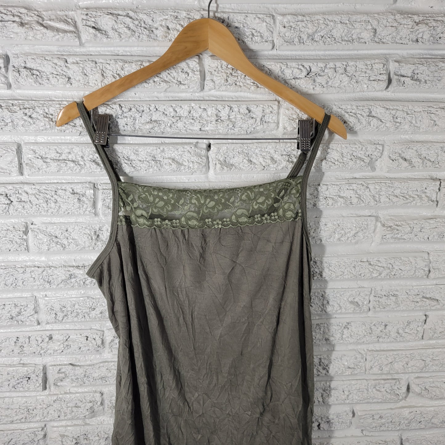 Maurices Women's Camisole 1X Green Lace Trim Square Neck Adjustable Strap GRE29E