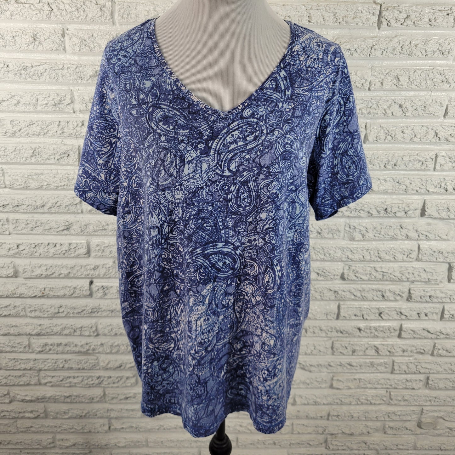 Catherines Women's Tee 0X Blue Paisley V-Neck Short Sleeve Plus Size PAI58E