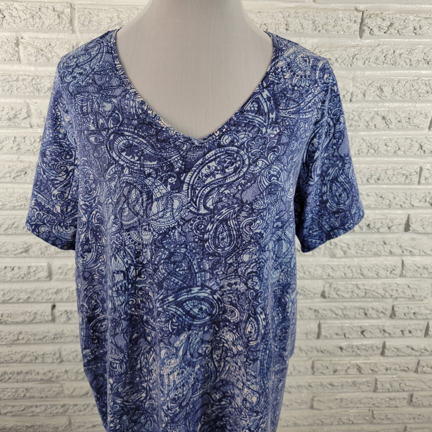 Catherines Women's Tee 0X Blue Paisley V-Neck Short Sleeve Plus Size PAI58E