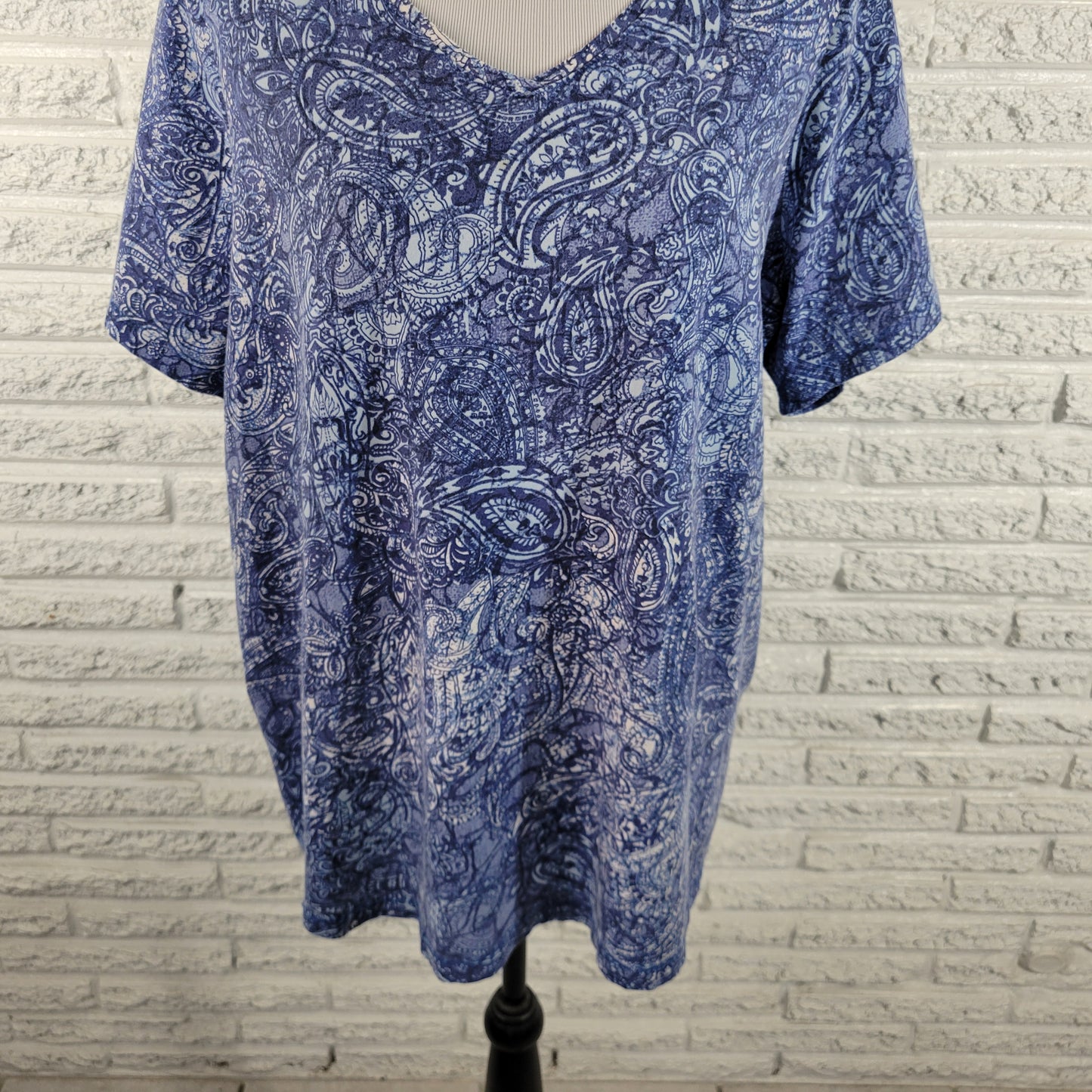 Catherines Women's Tee 0X Blue Paisley V-Neck Short Sleeve Plus Size PAI58E