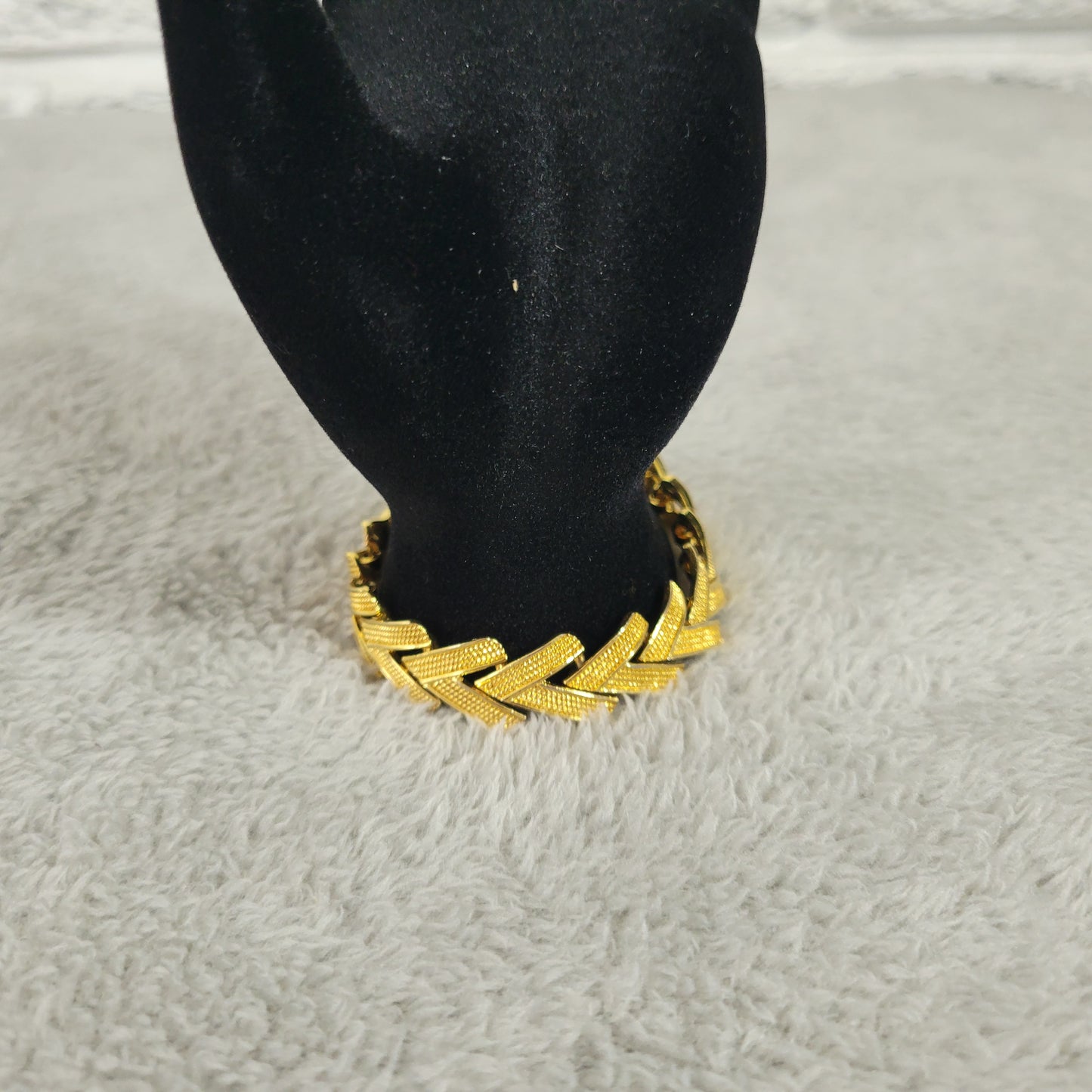 Vintage Gold Tone Chevron Link Bracelet Textured Statement Jewelry B10E