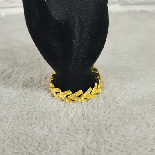 Vintage Gold Tone Chevron Link Bracelet Textured Statement Jewelry B10E