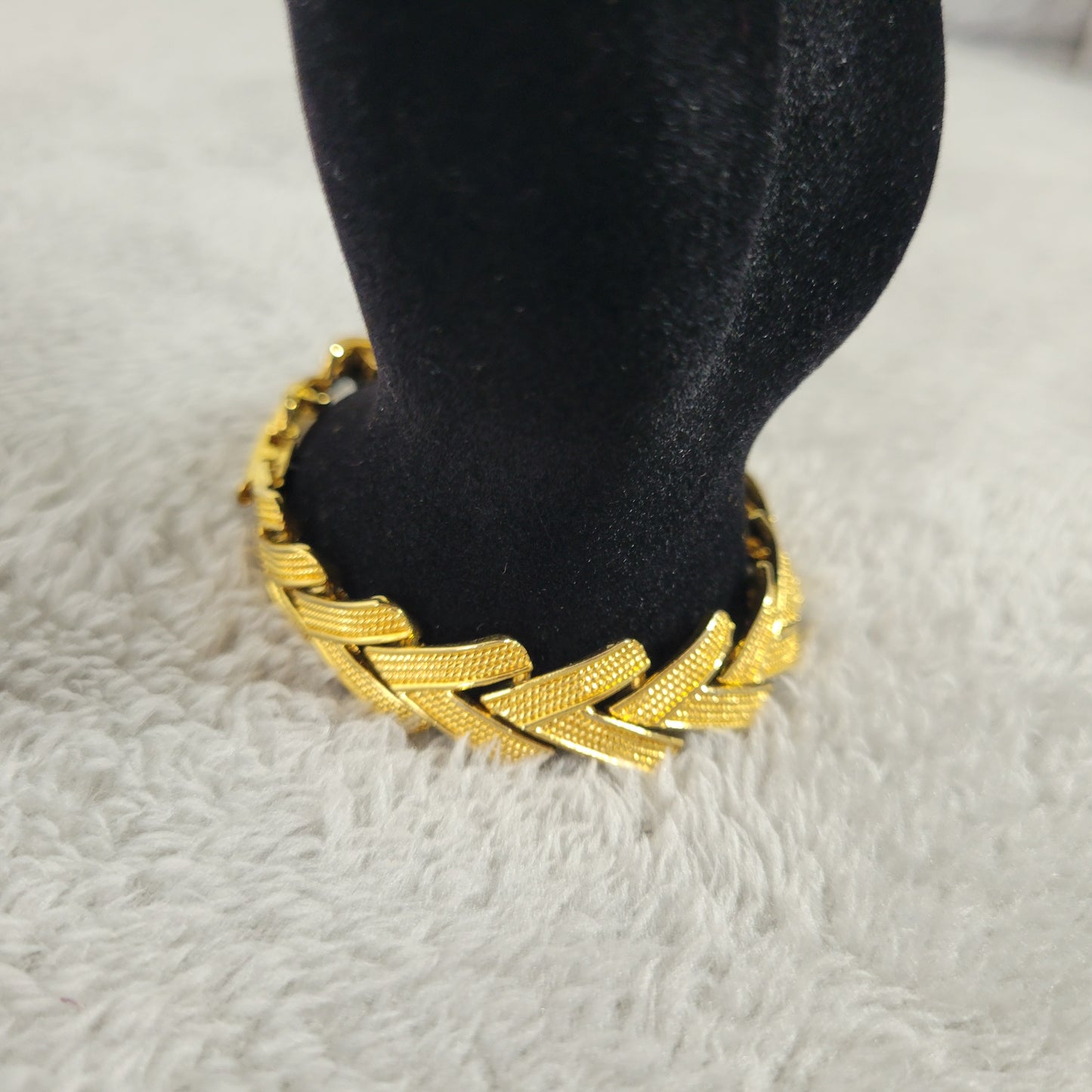 Vintage Gold Tone Chevron Link Bracelet Textured Statement Jewelry B10E