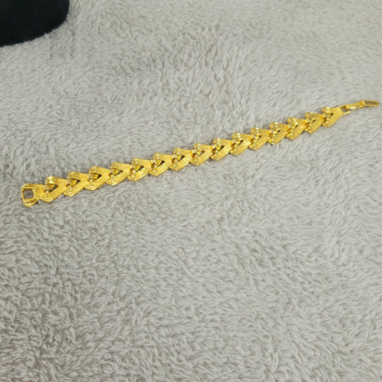 Vintage Gold Tone Chevron Link Bracelet Textured Statement Jewelry B10E