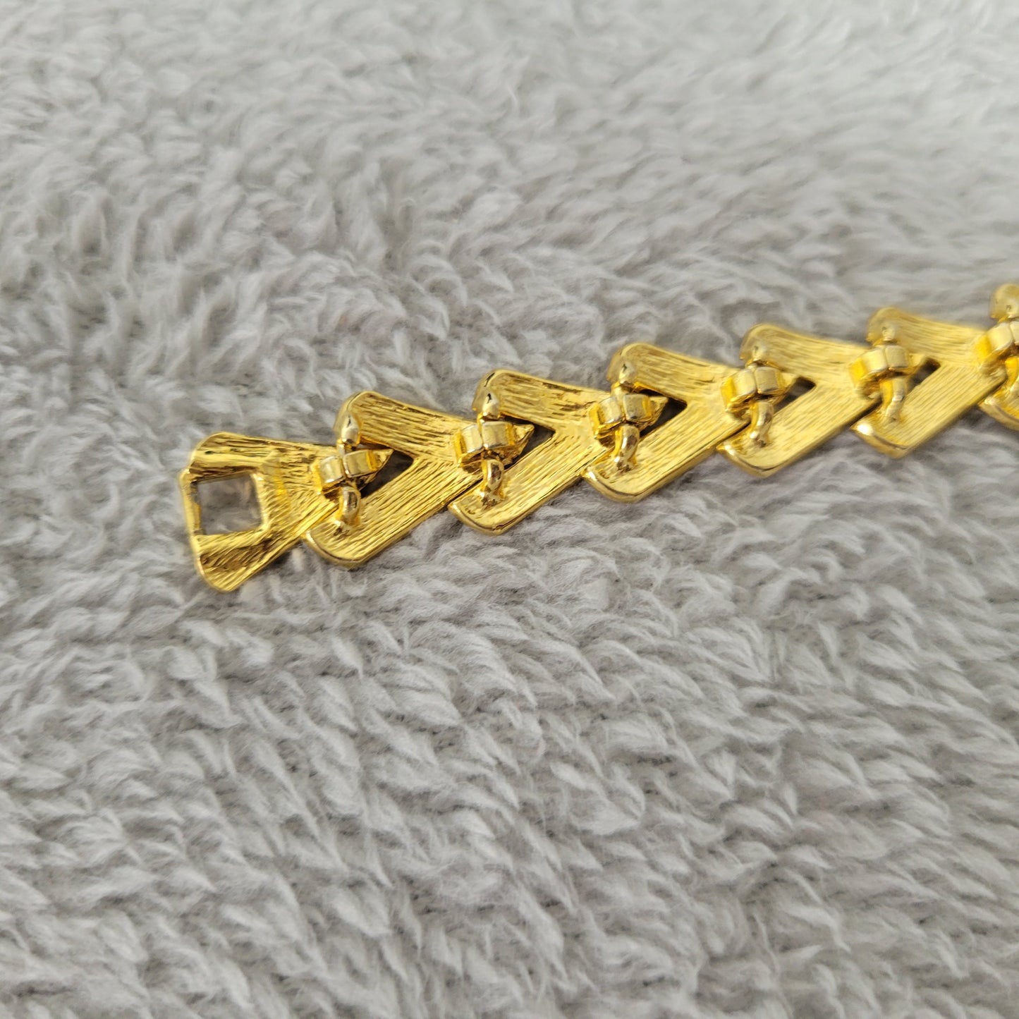 Vintage Gold Tone Chevron Link Bracelet Textured Statement Jewelry B10E