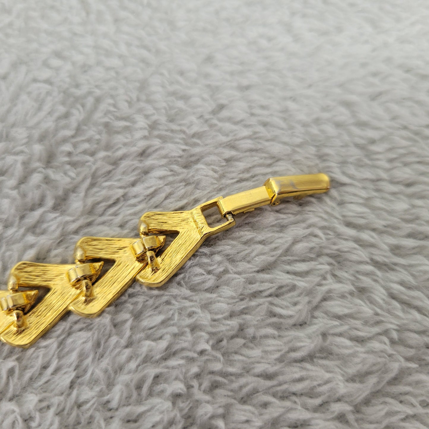 Vintage Gold Tone Chevron Link Bracelet Textured Statement Jewelry B10E