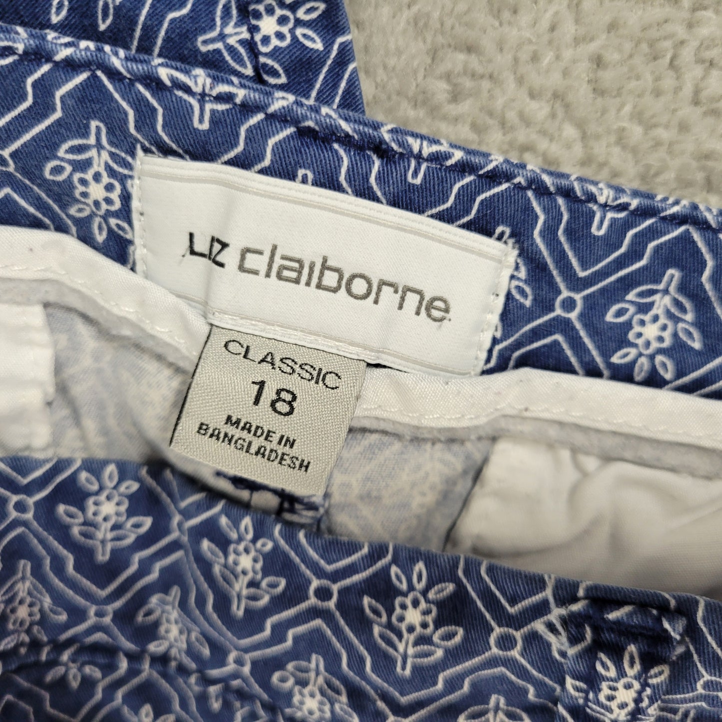 Liz Claiborne 18 Blue Floral Chino Shorts Cotton Blend Mid Rise Pockets FLO209E