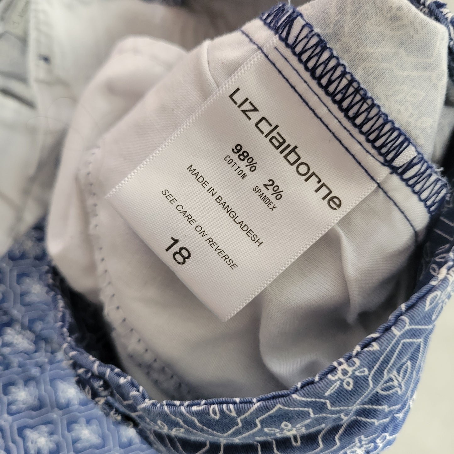 Liz Claiborne 18 Blue Floral Chino Shorts Cotton Blend Mid Rise Pockets FLO209E