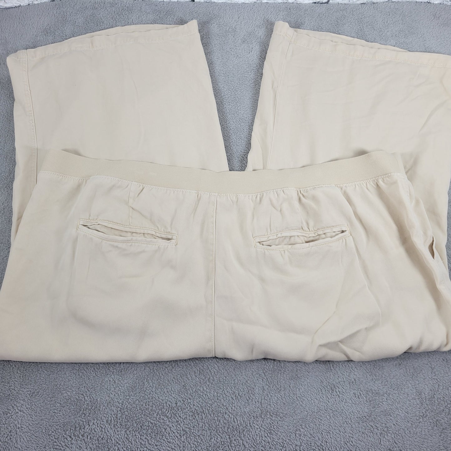 St Johns Bay Womens Plus Size 4X Beige Capri Pants Pull On Elastic Waist CAP29E
