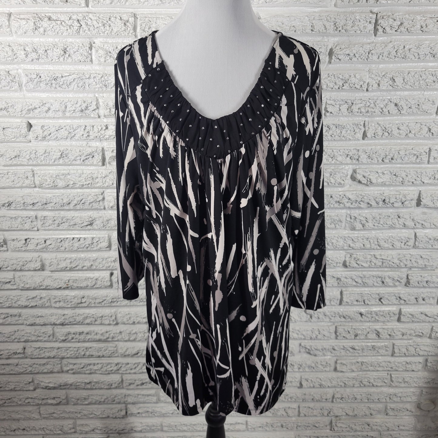 Fashion Bug 1X Blouse Black Gray Watercolor V-Neck Studded Accent Plus WAT51E