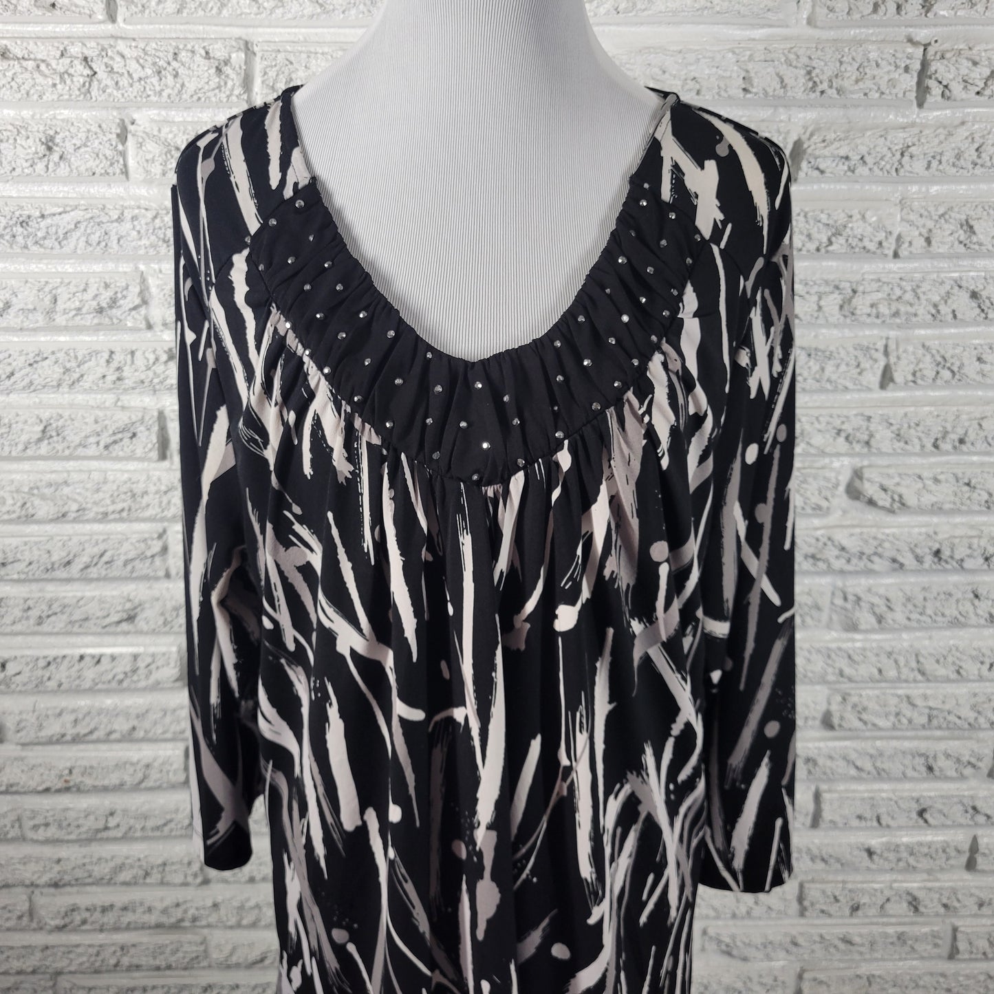 Fashion Bug 1X Blouse Black Gray Watercolor V-Neck Studded Accent Plus WAT51E