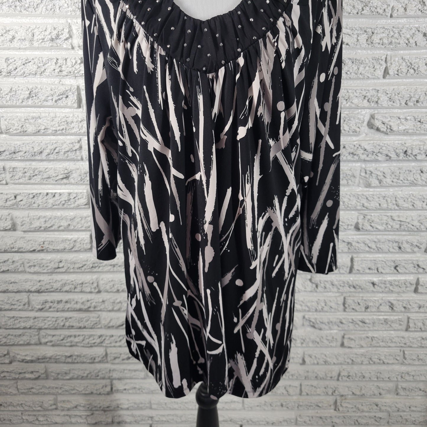 Fashion Bug 1X Blouse Black Gray Watercolor V-Neck Studded Accent Plus WAT51E