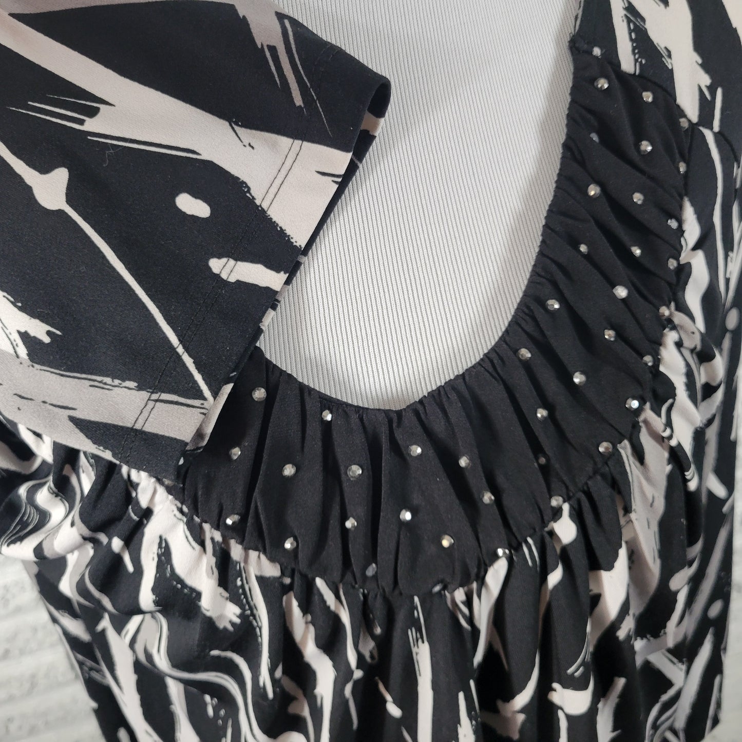 Fashion Bug 1X Blouse Black Gray Watercolor V-Neck Studded Accent Plus WAT51E