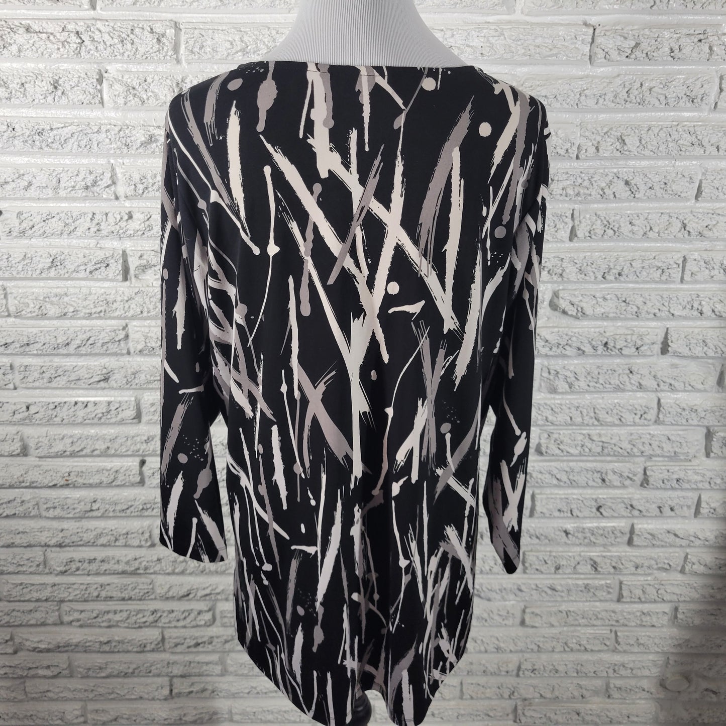 Fashion Bug 1X Blouse Black Gray Watercolor V-Neck Studded Accent Plus WAT51E