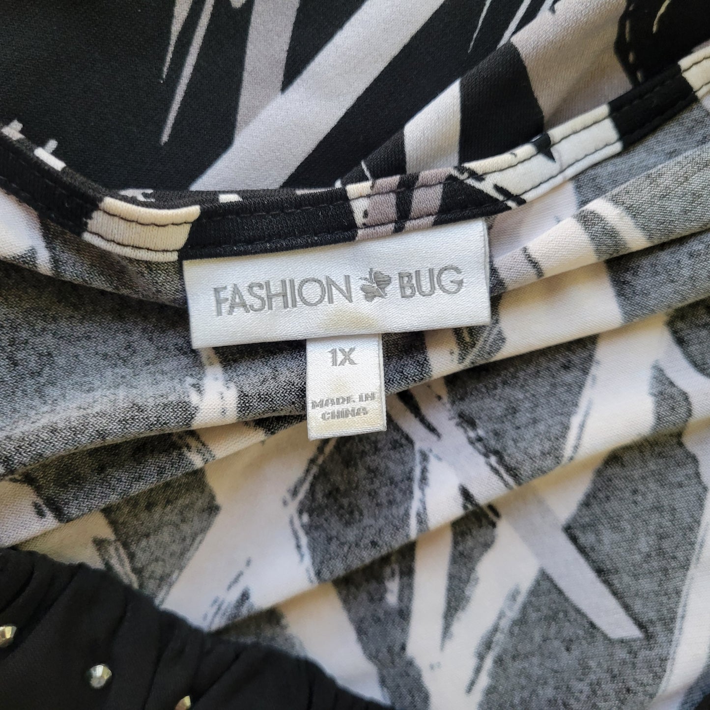 Fashion Bug 1X Blouse Black Gray Watercolor V-Neck Studded Accent Plus WAT51E