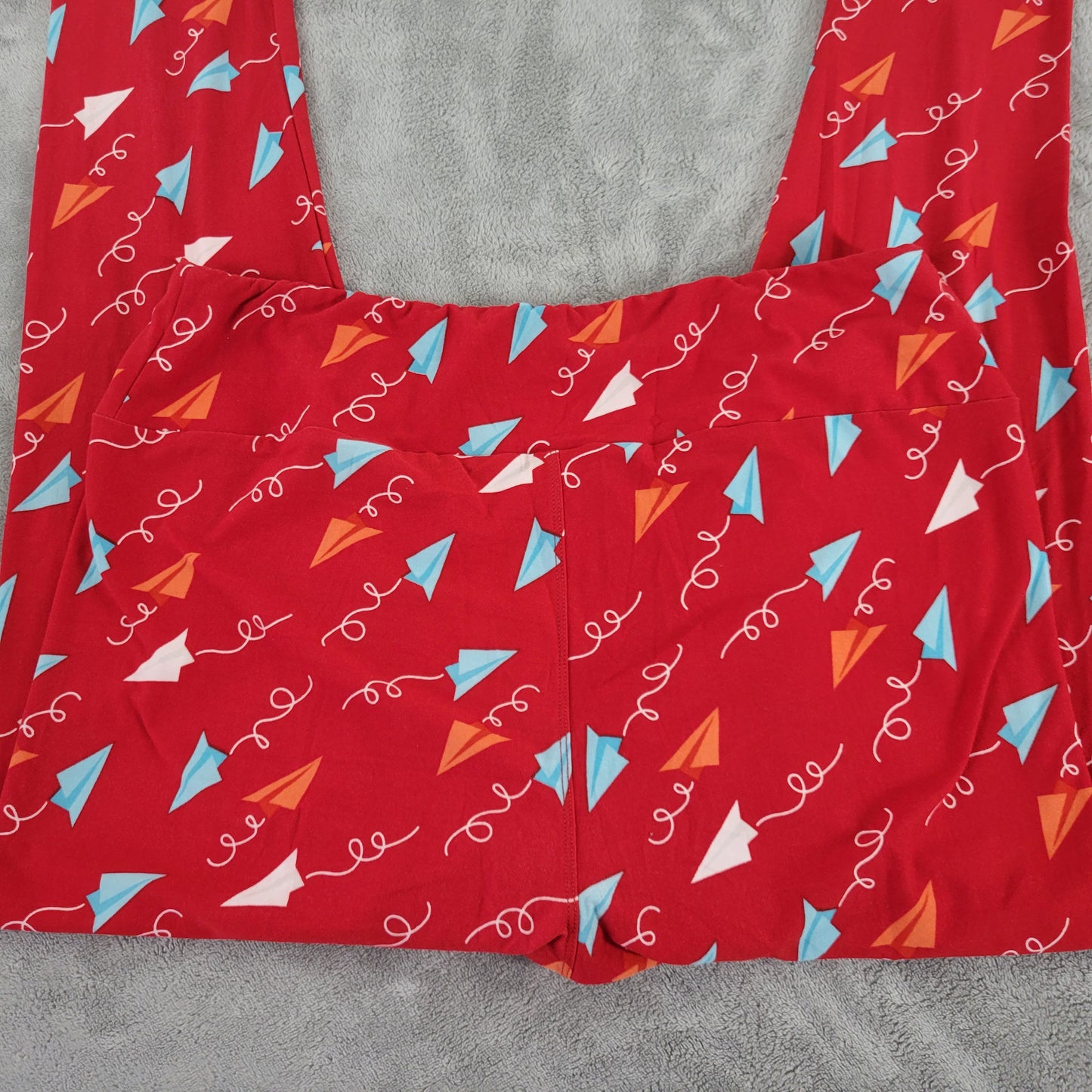LuLaRoe TC Leggings Tall Curvy Red Paper Origami Airplanes Pants 12-18 NOV137XE