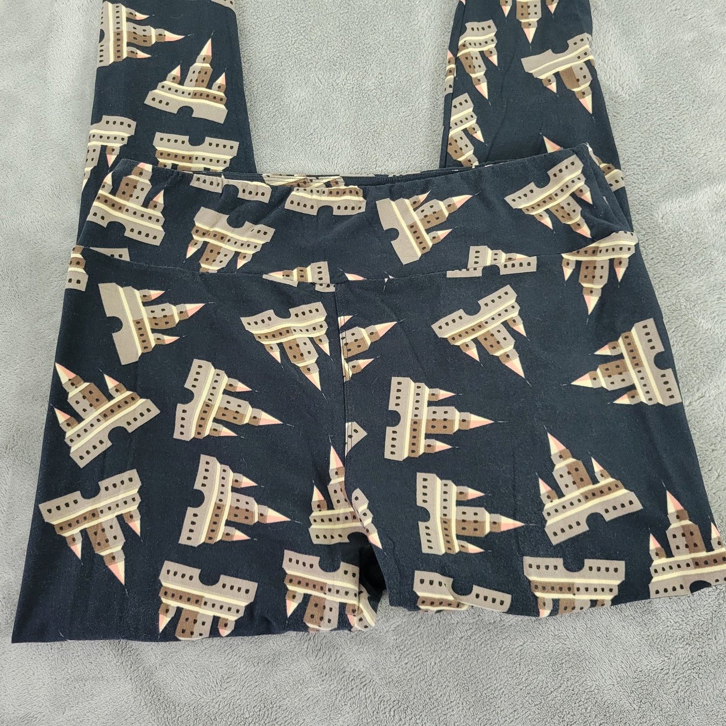 LuLaRoe Disney TC Leggings Cinderella Castle Magic Kingdom Black Pants 1BLA49E