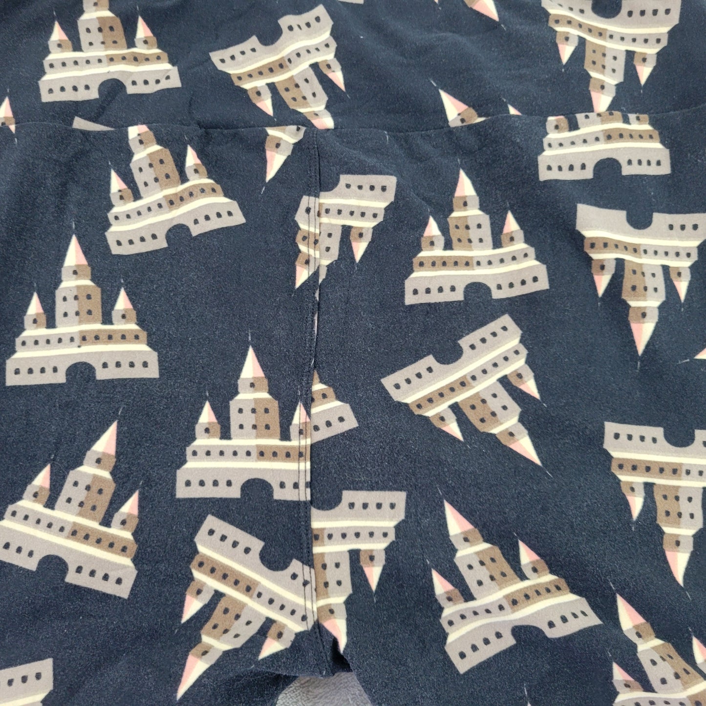 LuLaRoe Disney TC Leggings Cinderella Castle Magic Kingdom Black Pants 1BLA49E
