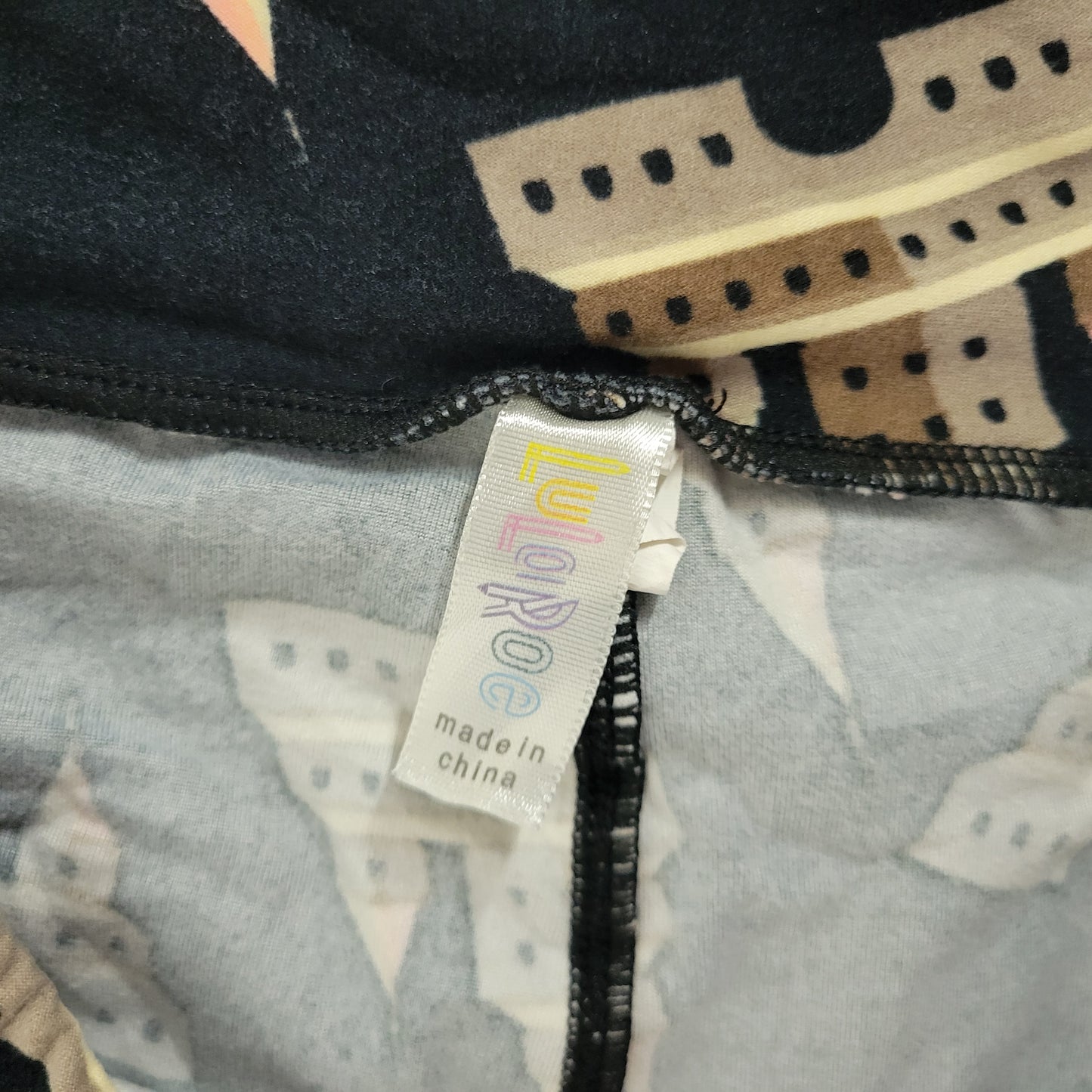 LuLaRoe Disney TC Leggings Cinderella Castle Magic Kingdom Black Pants 1BLA49E