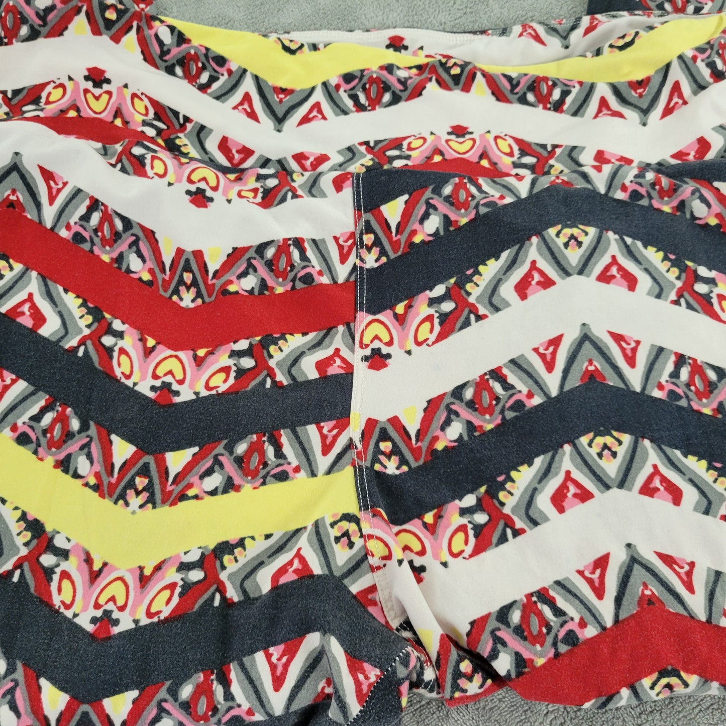 LuLaRoe TC Leggings Tall Curvy Chevron Zig Zag Paisley Black Red Yoga GEO29E