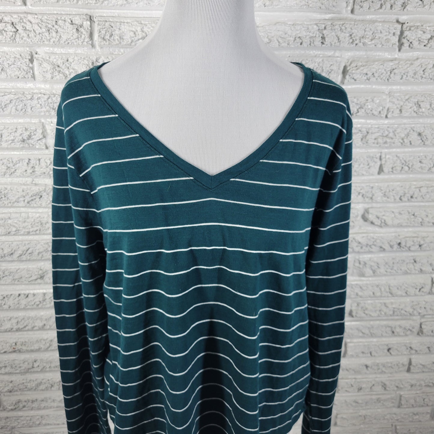 Sonoma Everyday Womens Tee XL Green White Striped Long Sleeve V-Neck GRE40E