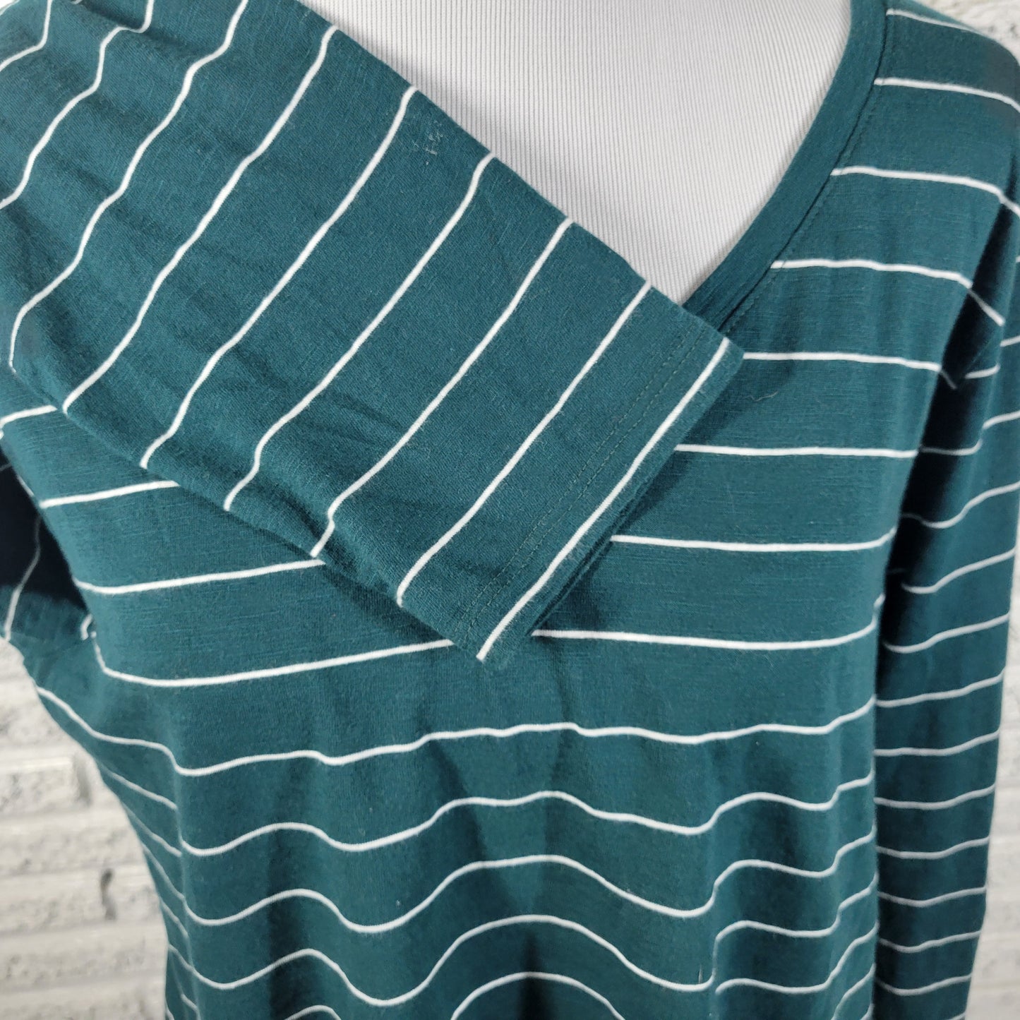 Sonoma Everyday Womens Tee XL Green White Striped Long Sleeve V-Neck GRE40E