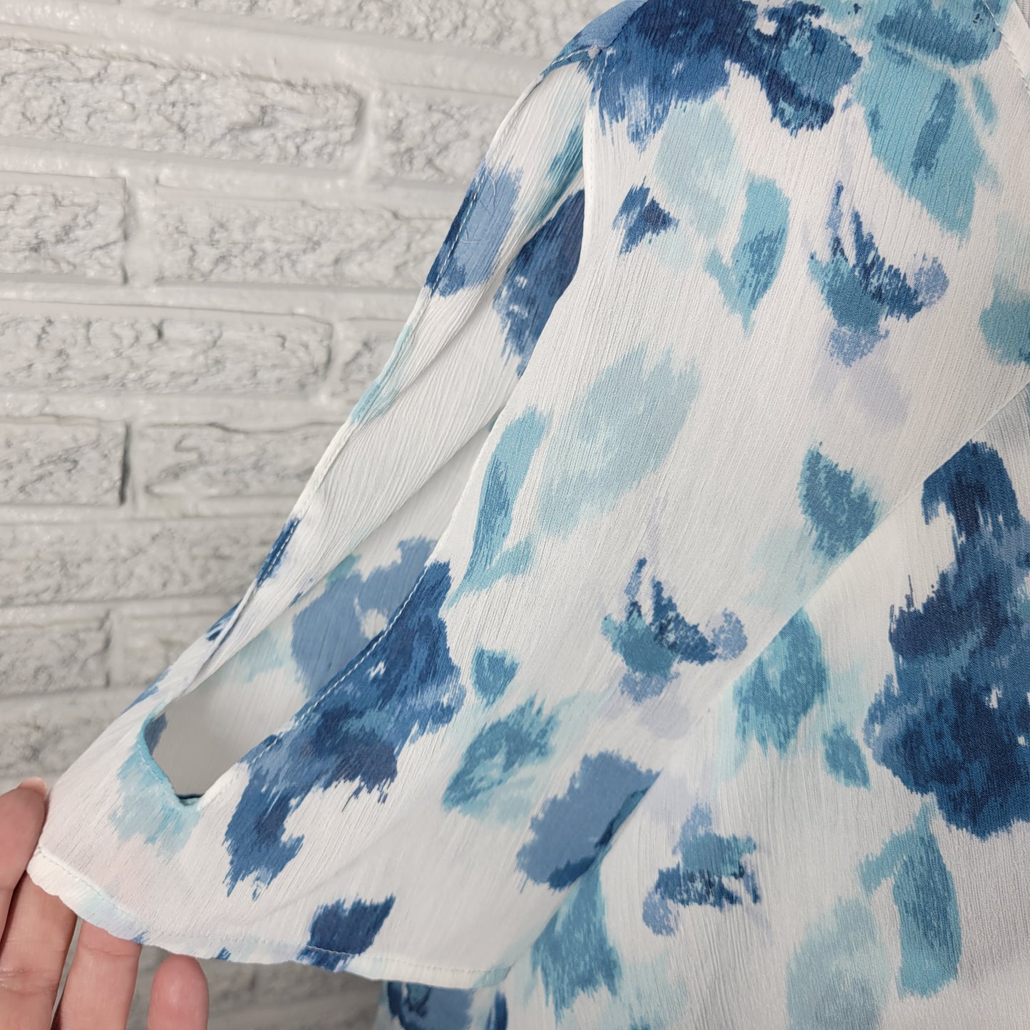 Juicy Couture Womens Top Blouse XXL Blue Watercolor Floral Split Sleeve FLO128XE