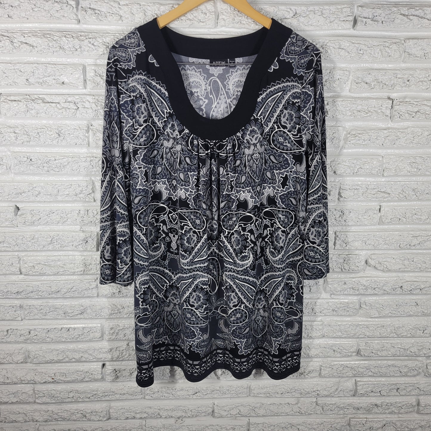 Apt 9 Womens Tunic 1X Plus Black Gray Paisley 3/4 Sleeve Stretch Pullover PAI43E