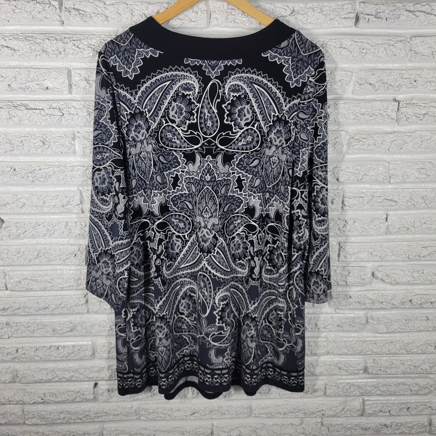 Apt 9 Womens Tunic 1X Plus Black Gray Paisley 3/4 Sleeve Stretch Pullover PAI43E