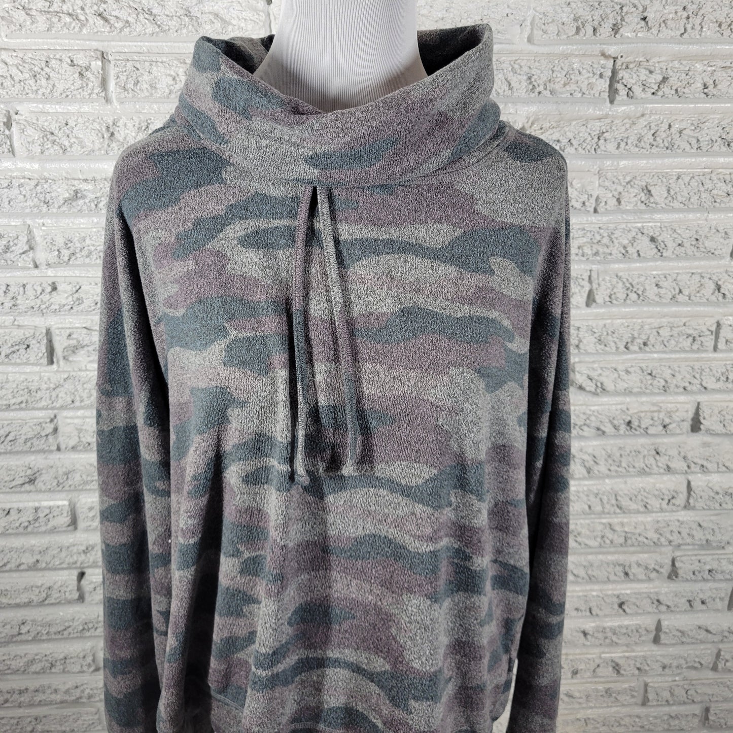 Maurices Sweatshirt Sweater 1X Plus Gray Green Camo Turtleneck Pullover CAM9E